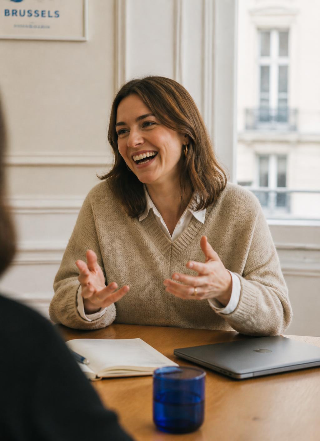 Une experte en paie Salerys en entretien avec un employeur, autour d'une table
